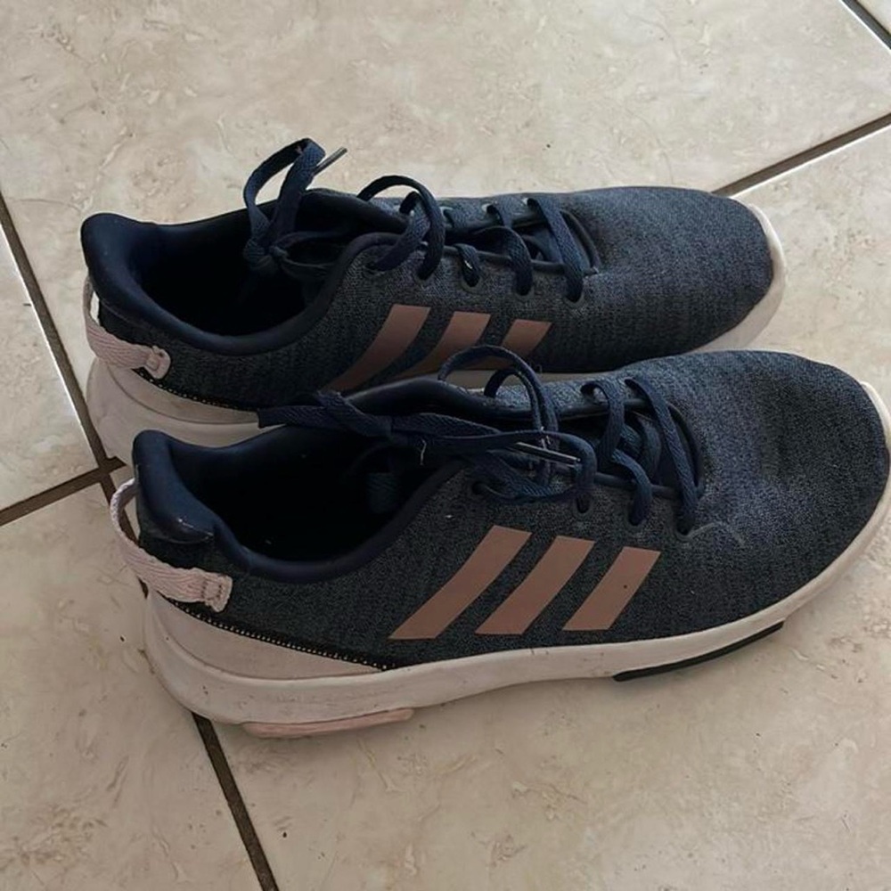 Adidas running shoe 
Marked US 6, FITS like a size US 8